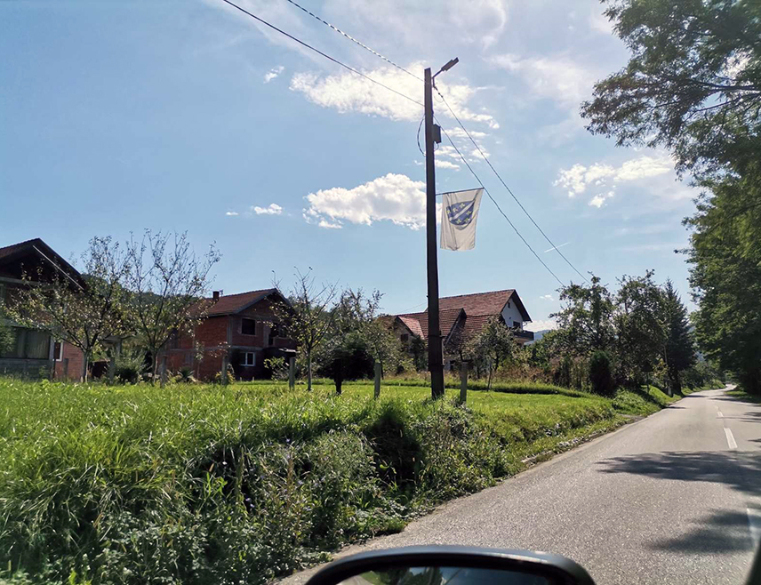 BELGRADE, JULY 26 /SRNA/ – Serb returnees and displaced persons traveling to a traditional gathering in Krsno Polje near Maglaj were greeted by wartime flags of the so-called Army of BiH and crossed Cyrillic road signs as they passed through Bosniak villages, one of the gathering's participants, theologian Nebojša Lazić, told SRNA.