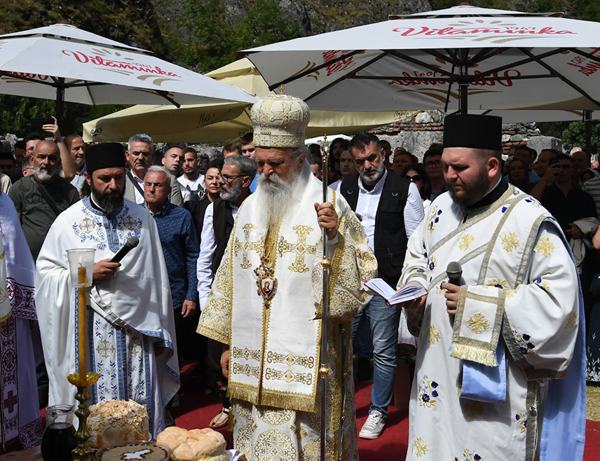 ПРИЗРЕН, 26. ЈУЛА /СРНА/ - У Манастиру Светих архангела код Призрена данас је обиљежена храмовна слава - Свети Архангел Гаврило, а вјернике је на улазу у ову светињу претресала такозвана косовска полиција.