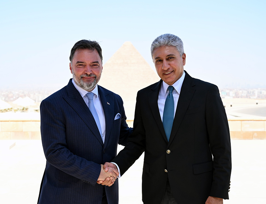 КАИРО, 26. ЈУЛА /СРНА/ - Министар спољне трговине и економских односа у Савјету министара Сташа Кошарац, који борави у званичној посјети Каиру, захвалио је министру туризма Египта Шерифу Фатију за срдачан пријем и указану пажњу.