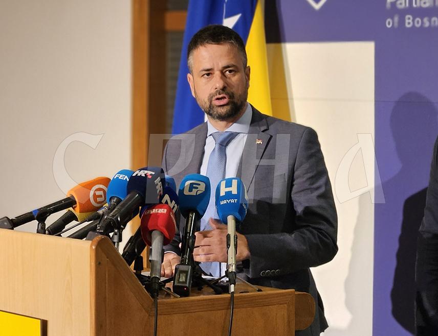 САРАЈЕВО, 27. ЈУЛА /СРНА/ - Министар финансија и трезора у Савјету министара Срђан Амиџић рекао је данас да је буџет институција и међународних обавеза БиХ за ову годину у односу на претходну порастао за један одсто, односно за 10 милиона КМ, истичући да Република Српска четири године заредом није увећала давање када је ријеч о заједничким институцијама.