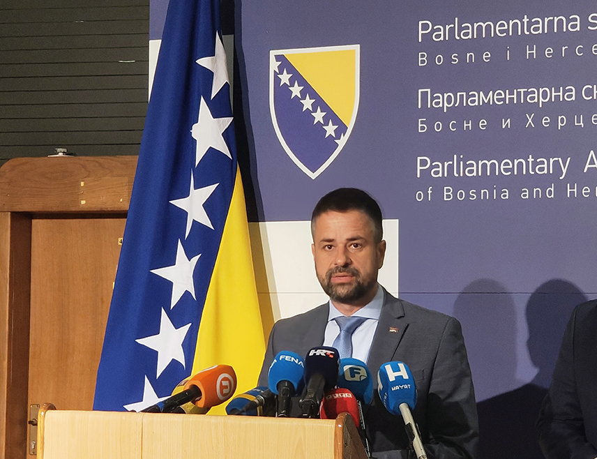 САРАЈЕВО, 27. ЈУЛА /СРНА/ - Министар финансија и трезора у Савјету министара Срђан Амиџић рекао је да професор физичког васпитања, као што је то делегат Ненад Вуковић, не може коментарисати структуру буџета.