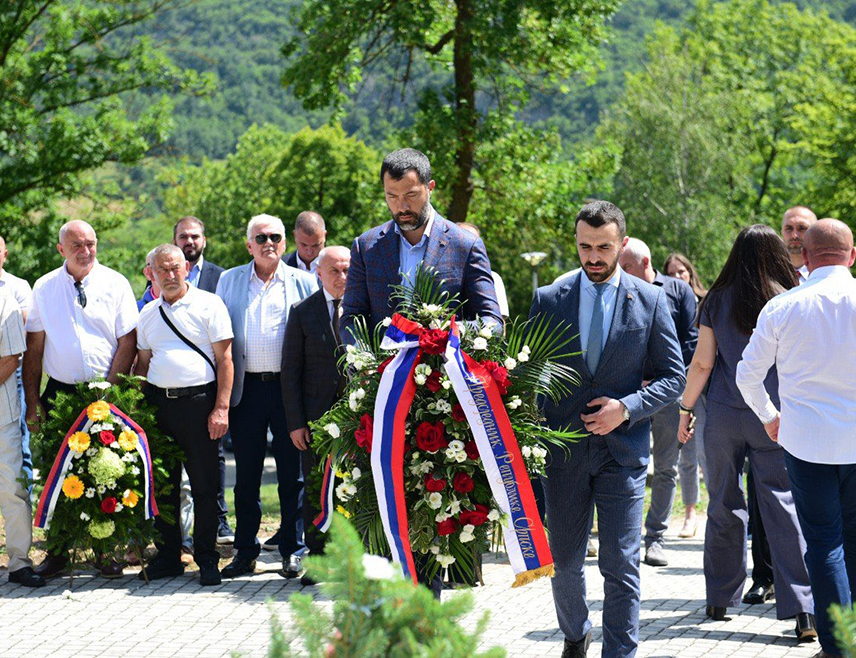 ДРВАР, 27. ЈУЛА /СРНА/ - Поводом Дана општине Дрвар, у знак сјећања на 27. јул 1941. године када је на овом подручју подигнут антифашистички устанак против окупатора и усташког режима, организациони секретар СНСД-а Игор Додик положио је вијенац на централни споменик погинулим борцима и присуствовао свечаној академији.