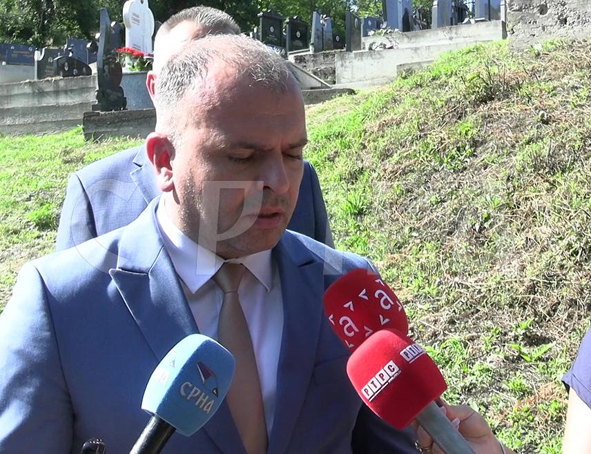 ЗВОРНИК, 28. ЈУЛА /СРНА/ - Влада Републике Српске одобрила је 46.000 КМ за споменик дјечаку Слободану Стојановићу, мучки убијеном у Каменици прије 34 године, који ће бити постављен у Зворнику, рекао је данас градоначелник Бојан Ивановић.