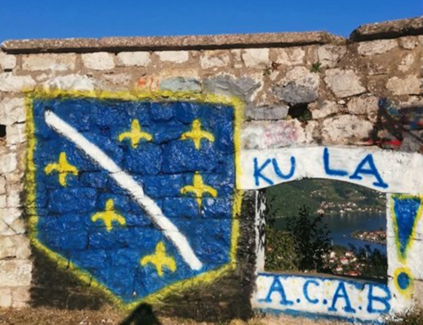 ЗВОРНИК, 29. ЈУЛА /СРНА/ - На једној од највећих тврђава средњовјековне Босне - Зворничкој тврђави, познатој као Ђурђев град, освануо је графит ратне заставе такозване Армије БиХ, сазнаје Срна.