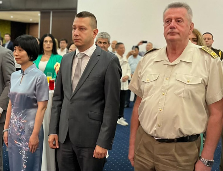 САРАЈЕВО, 30. ЈУЛА /СРНА/ - Замјеник министра одбране у Савјету министара Александар Гогановић присуствовао је вечерас, заједно са начелником Заједничког штаба Оружаних снага БиХ генерал-пуковником Гојком Кнежевићем, пријему поводом 99. годишњице оснивања Народноослободилачке војске Кине.