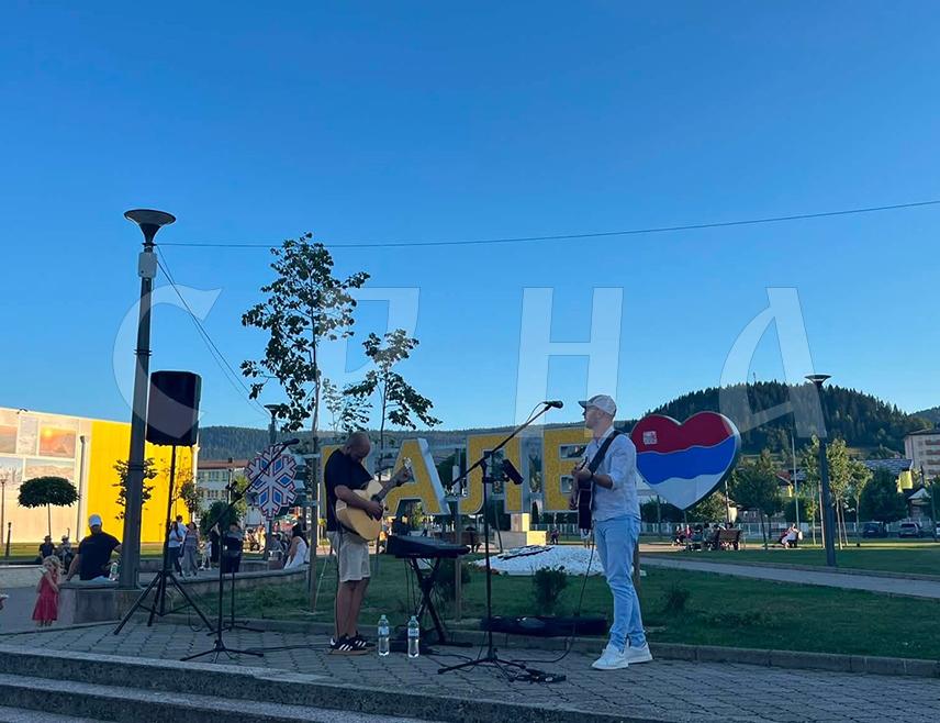 ПАЛЕ, 30. ЈУЛА /СРНА/ - На Палама је вечерас одржана хуманитарна свирка за помоћ у прикупљању средстава за лијечење младог суграђанина Марка Павловића, који болује од Вилсонове болести.