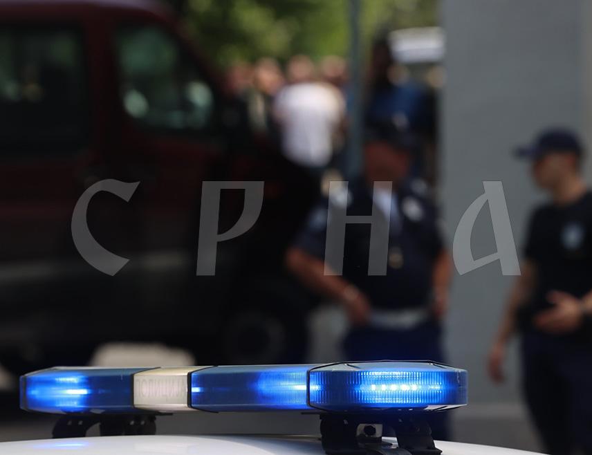 БЕОГРАД, 31. ЈУЛА /СРНА/ - Држављанин Турске Т. Ц. /27/ покушао је да отме пиштољ од полицајца на београдском аеродрому "Никола Тесла", а након што је савладан узвикивао је "Алаху екбер", те му је одређено задржавање.