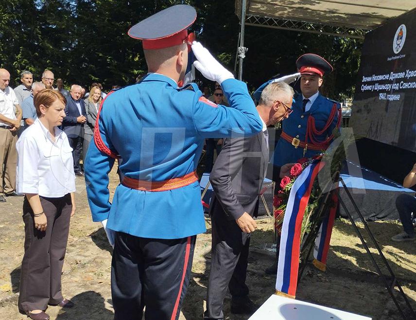 САНСКИ МОСТ, 2. АВГУСТА /СРНА/ - Код централног споменика Србима и Јеврејима убијеним на Илиндан 1941. године у Шушњару код Санског Моста данас су положени вијенци и цвијеће у оквиру обиљежавања 85 година од усташког злочина над 5.500 Срба и 50 Јевреја.
