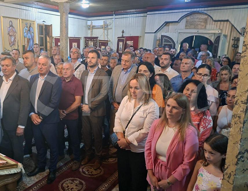 ПРИЈЕДОР, 1. АВГУСТА /СРНА/ - Предсједник Милорад Додик стигао је у приједорско насеље Марићка, гдје присуствује Илинданском зборовању.