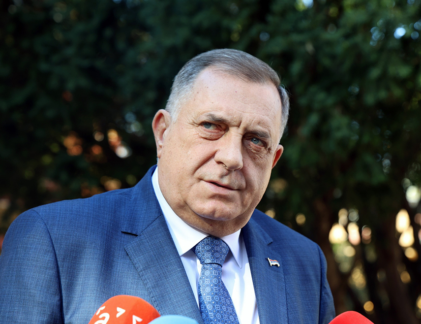 БАЊАЛУКА, 1. АВГУСТА /СРНА/ - Предсједник Милорад Додик истакао је данас да муслимани у БиХ покушавају да направе причу о "босанскохерцеговачком" културном насљеђу, што не постоји.
