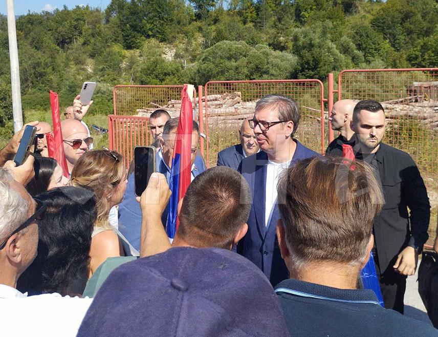 ДРВАР, 2. АВГУСТА /СРНА/ - Предсједник Милорад Додик и предсједник Србије Александар Вучић допутовали су у Дрвар, гдје ће се састати са општинским руководством и обићи погон фабрике "Јумко".
