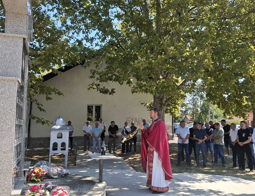 БРОД, 2. АВГУСТА /СРНА/ - Код спомен-обиљежја у насељу Лијешће код Брода данас је служен парастос за све погинуле борце и цивиле у протеклом рату у оквиру обиљежавања Дана сјећања на ослобођење општине у Одбрамбено-отаџбинском рату.