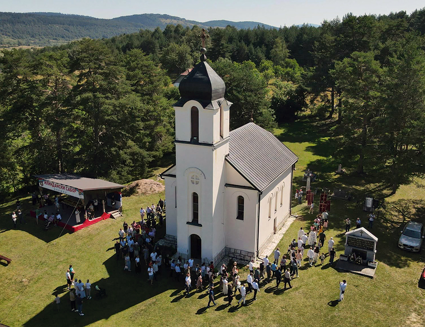 РОГАТИЦА, 2. АВГУСТА /СРНА/ - Поводом Илиндана у Цркви Светих апостола Петра и Павла на Борикама, код Рогатице, јутрос је служена литургија, а потом су услиједили литија и парастос борцима овог краја погинулим у Одбрамбено-отаџбинском рату.