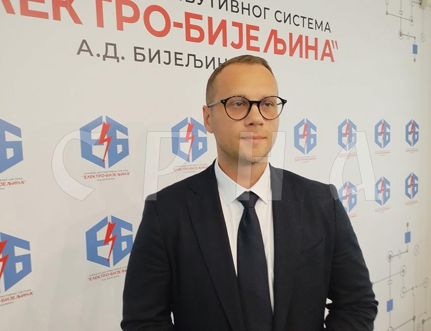 БИЈЕЉИНА, 2. АВГУСТА /СРНА/ - Директор "Електро-Бијељине" Бојан Савић изјавио је на прослави крсне славе предузећа - Илиндана да уз веома успјешну пословну годину и стабилност система планирају и бројне капиталне инвестиције.
