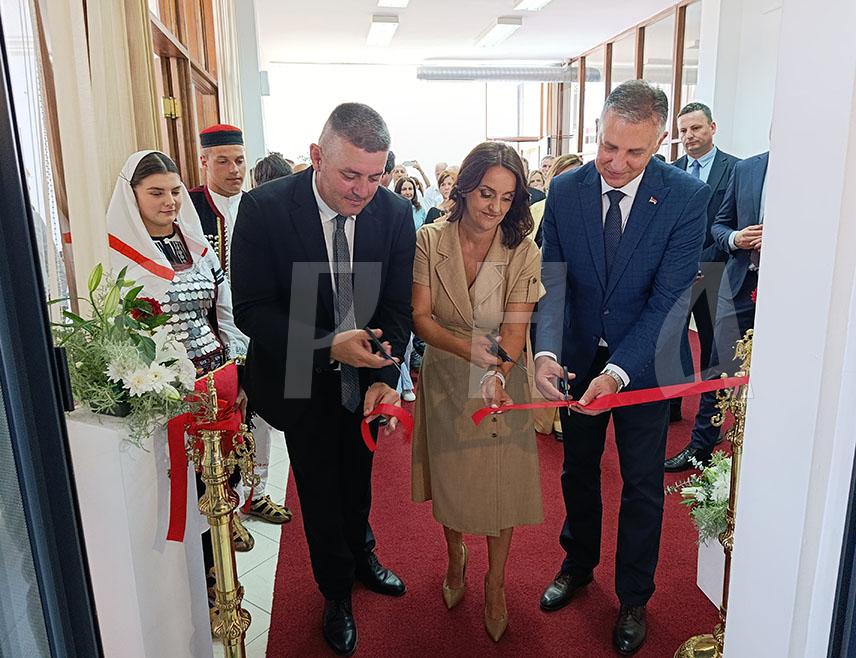МРКОЊИЋ ГРАД, 2. АВГУСТА /СРНА/ - Министар просвјете и културе Републике Српске Боривоје Голубовић и начелник Мркоњић Града Драган Вођевић данас су у просторијама Народне библиотеке отворили мултимедијалну собу "Краљ Петар Први Карађорђевић Мркоњић", савремени кутак у оквиру којег је спојено историјско насљеђе и модерна технологија.