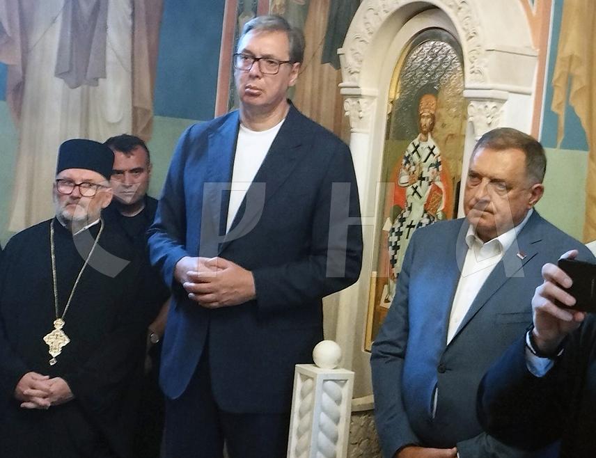 МАРТИН БРОД, 2. АВГУСТА /СРНА/ – Предсједник Србије Александар Вучић поручио је данас да ће Србија учинити све да помогне српском народу који живи у четири општине у Федерацији БиХ, а нарочито да их што више запосли како би могли да опстану.