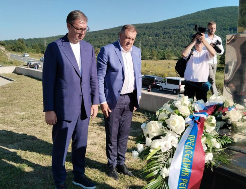 БОСАНСКИ ПЕТРОВАЦ, 2. АВГУСТА /СРНА/ - Предсједник Милорад Додик и предсједник Србије Александар Вучић данас су код спомен-обиљежја у мјесту Јањила код Босанског Петровца одали почаст српским жртвама из избјегличке колоне коју је на Петровачкој цести у августу 1995. године бомбардовала хрватска авијација.