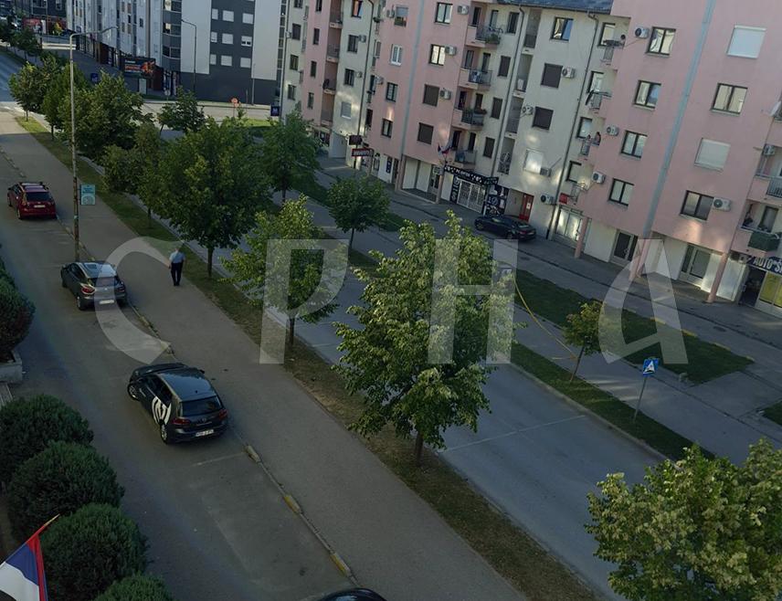 ИСТОЧНО САРАЈЕВО, 2. АВГУСТА /СРНА/ - Једно лице повријеђено је вечерас у пуцњави у Спасовданској улици у Источном Новом Сарајеву, рекла је Срни портпарол Полицијске управе Источно Сарајево Весна Стокановић.