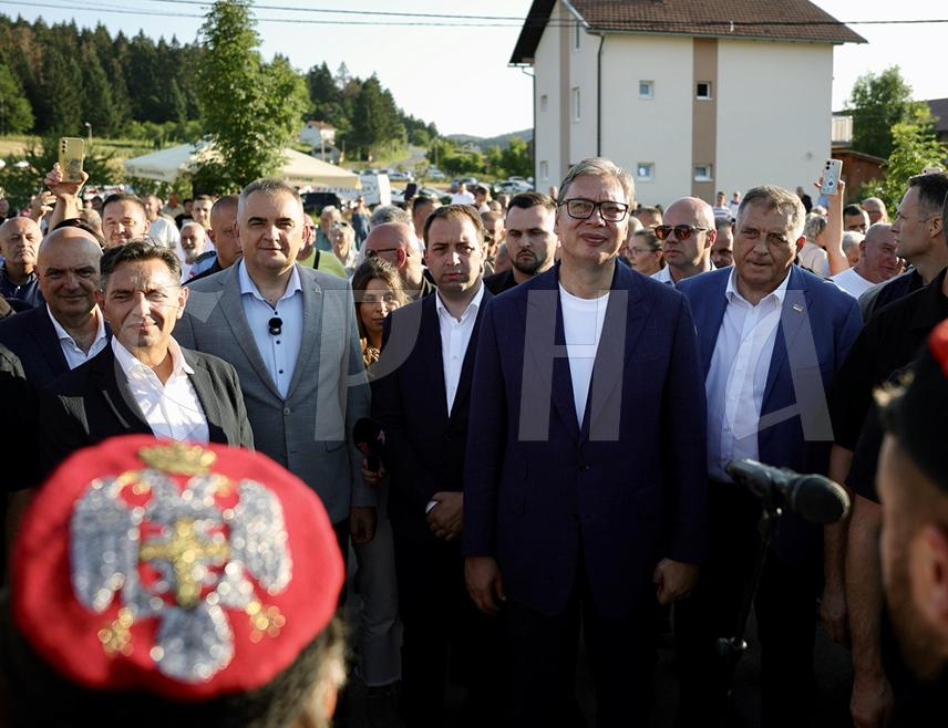 РИБНИК, 2. АВГУСТА /СРНА/ - Министар правде Републике Српске Горан Селак поручио је вечерас на народном саборовању у Ситници код Рибника да је важно да се српски народ окупља око православних храмова, те његује српску славу и обичаје.