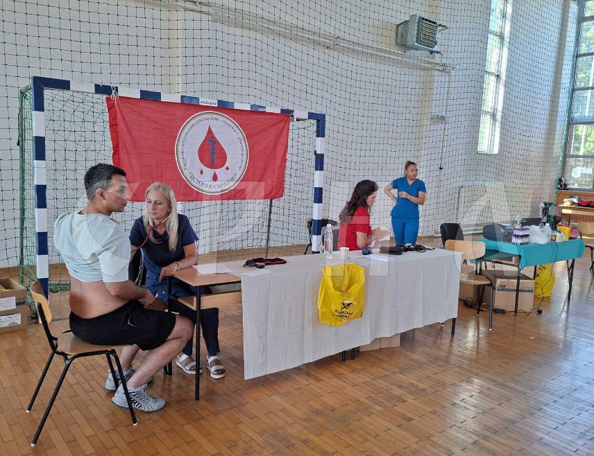 ИСТОЧНА ИЛИЏА, 3. АВГУСТА /СРНА/ - У Источној Илиџи у току је добровољно давање крви у акцији организованој у част обиљежавања 4. августа - Дана одбране Војковића, Грлице и Крупца, а за хумани чин пријавило се више од 100 чланова Удружења добровољних давалаца Сарајевско-романијске регије.