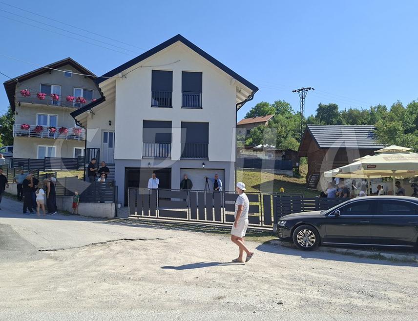 БУГОЈНО, 3. АВГУСТА /СРНА/ - Предсједник Србије Александар Вучић и предсједник Милорад Додик стигли су у родно село Вучићевог оца – Чипуљић код Бугојна.