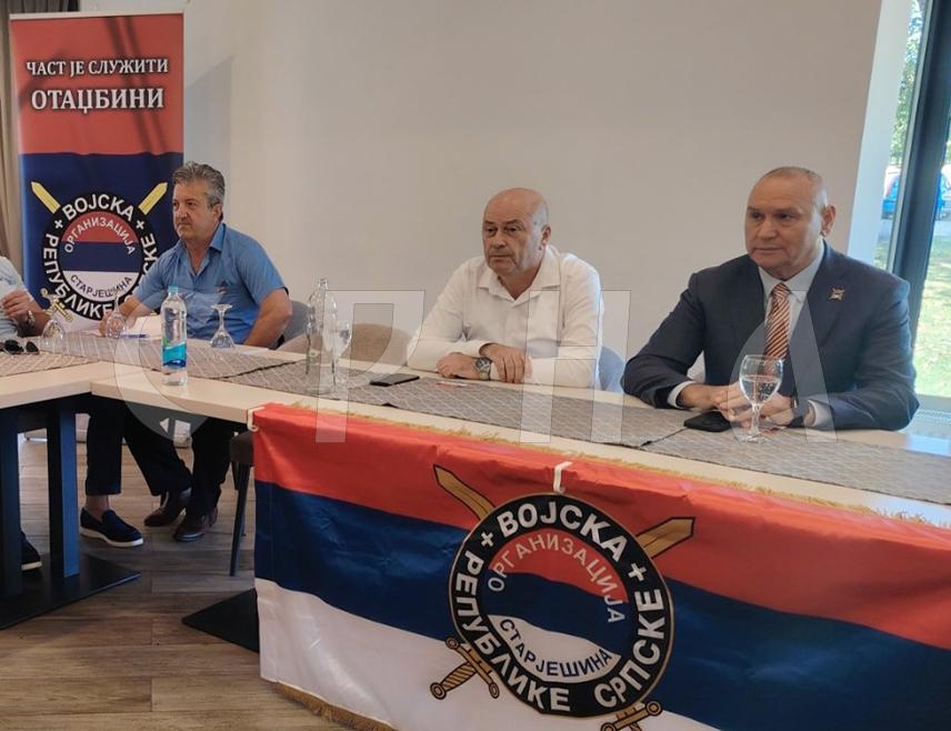 ИСТОЧНО САРАЈЕВО, 3. АВГУСТА /СРНА/ - Предсједник Организације старјешина Војске Републике Српске Слободан Жупљанин истакао је да су данас додијелили повеље о унапређењима у почасни чин у знак захвалности колегама старјешинама, официрима, ратним командантима Војске Републике Српске.