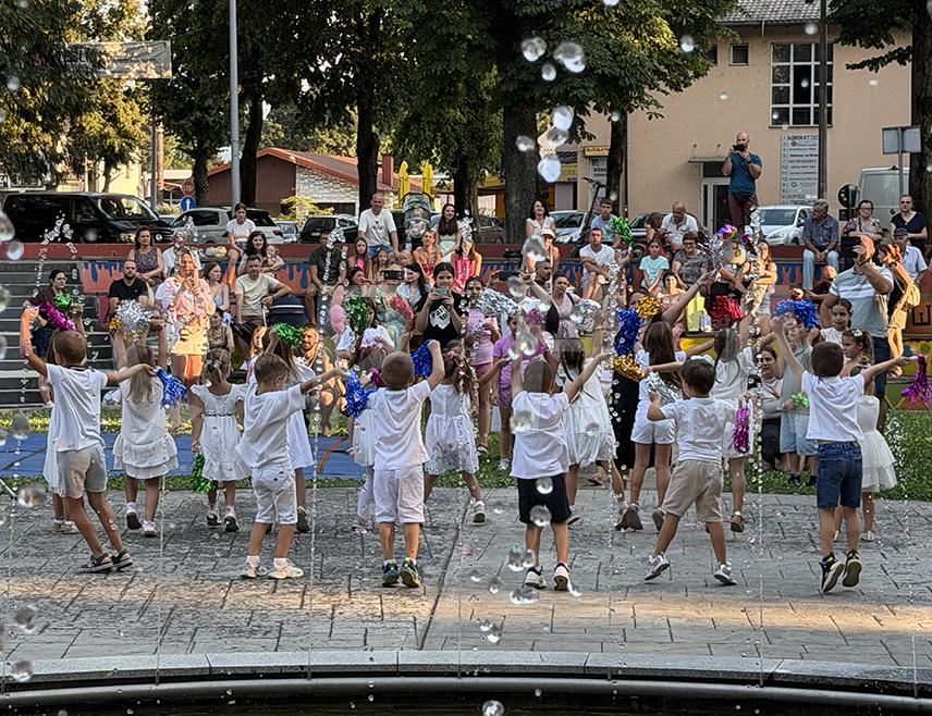 ТЕСЛИЋ, 3. АВГУСТА /СРНА/ - Шеснаеста "Конференција беба" у Теслићу окупила је вечерас 26 малишана.