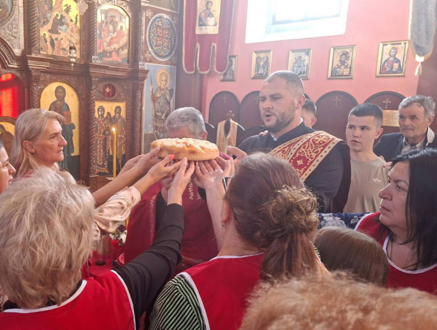 ВЛАСЕНИЦА, 4. АВГУСTА /СРНА/ - Власеничко Коло српских сестара "Блага Марија" прославило је данас у овом мјесту крсну славу и 10 година постојања, а током прославе је истакнута њихова хумана мисија.