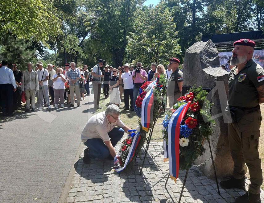 БЕОГРАД, 4. АВГУСТА /СРНА/ - У Tашмајданском парку у Београду одржана је комеморација поводом 31 године од погрома над Србима из Хрватске у војно-полицијској акцији "Олуја", уз поруку да страдање српског народа не смије бити заборављено, да је неопходно очувати јединство и истрајати у захтјевима за истином и правдом за српске жртве.