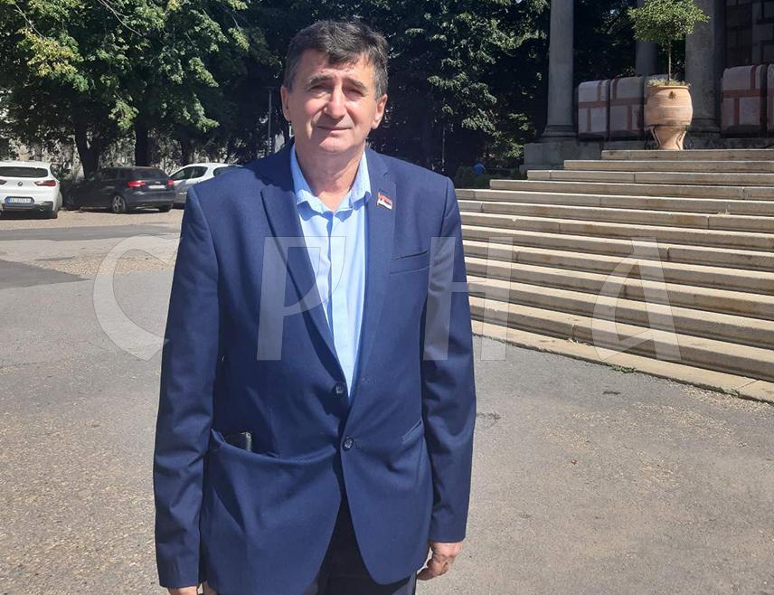 БЕОГРАД, 4. АВГУСТА /СРНА/ - Предсједник Удружења "Завичај" Ненад Абрамовић изјавио је Срни да се крајишка удружења залажу да сва српска страдања, поготово "Олуја", уђу у уџбенике и да Српска православна црква одреди један дан у црквеном календару посвећен жртвама "Олује".
