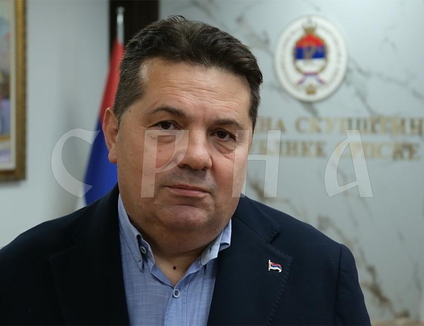 БАЊАЛУКА, 4. АВГУСТА /СРНА/ - Предсједник Народне скупштине Републике Српске Ненад Стевандић изјавио је да министар одбране у Савјету министар Зукан Хелез исијава мржњу према Србима, а посебно предсједнику Србије Александру Вучићу.