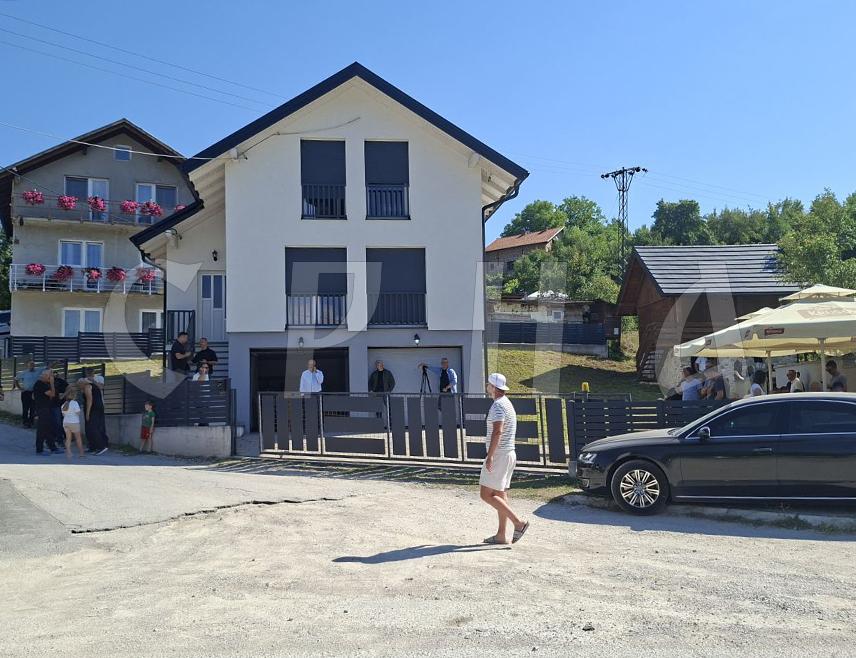 БЕОГРАД, 4. АВГУСТА /СРНА/ - Предсједник Србије Александар Вучић рекао је да су јуче у дворишту његове породичне куће у Чипуљићу код Бугојна покушали да ухапсе једног момка који је подигао три прста, али да је његово обезбјеђење то спријечило.