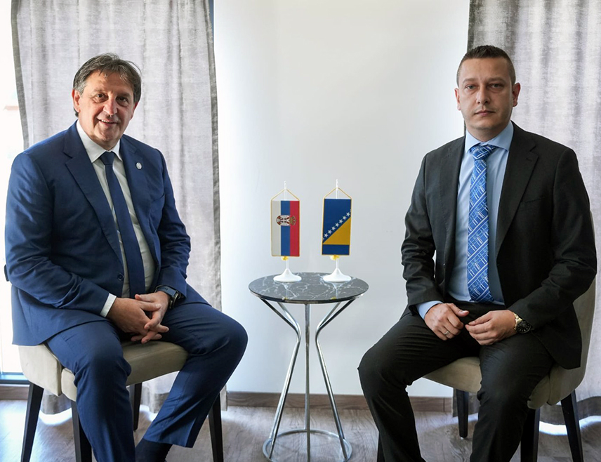 ИСТОЧНО САРАЈЕВО, 4. АВГУСТА /СРНА/ - Замјеник министра одбране у Савјету министара Александар Гогановић разговарао је данас у Мркоњић Граду са министром одбране Републике Србије Братиславом Гашићем о актуелној безбједносној ситуацији у региону, као и о могућностима унапређења сарадње у области одбране.
