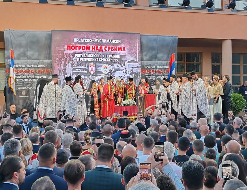 МРКОЊИЋ ГРАД, 4. АВГУСТА /СРНА/ - Његова светост патријарх српски Порфирије, уз саслужење архијереја Српске православне цркве служио је у Мркоњић Граду парастос српским жртвама у оквиру централног обиљежавања Дана сјећања на све страдале и прогнане Србе у хрватско-муслиманском погрому над Србима из Републике Српске Крајине и Републике Српске 1995. године.