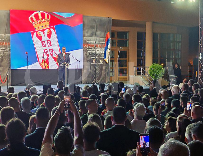 МРКОЊИЋ ГРАД, 4. АВГУСТА /СРНА/ – Предсједник Србије Александар Вучић поручио је вечерас да гарантује да Србија никад више неће дозволити да било гдје, ни у Републици Српској, нити на било ком дијелу Србије, буде нове "Олује", погрома или страдања српског народа, ма ко био на другој страни.