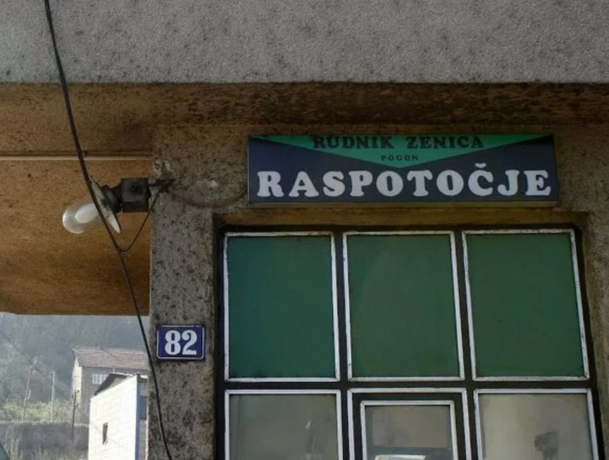 ЗЕНИЦА, 5. АВГУСТА /СРНА/ - Дио рудара Рудника мрког угља Зеница остао је у јами Распоточје у знак протеста због неисплаћених плата, немогућности овјере здравствених књижица, ускраћеног права на лијечење за запослене и њихове породице, као и због изостанка рјешења за збрињавање зеничких рудара кроз процес такозване "праведне транзиције".