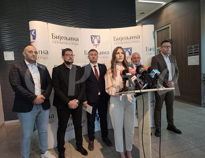 БИЈЕЉИНА, 5. АВГУСТА /СРНА/ - Градоначелник Бијељине Љубиша Петровић потрошио је 15 милиона КМ ван буџетског оквира за прошлу годину, од чега више од 11 милиона за плате запослених у Градској управи, изјавио је данас шеф Клуба одборника СНСД-а у Бијељини Александар Остојић.