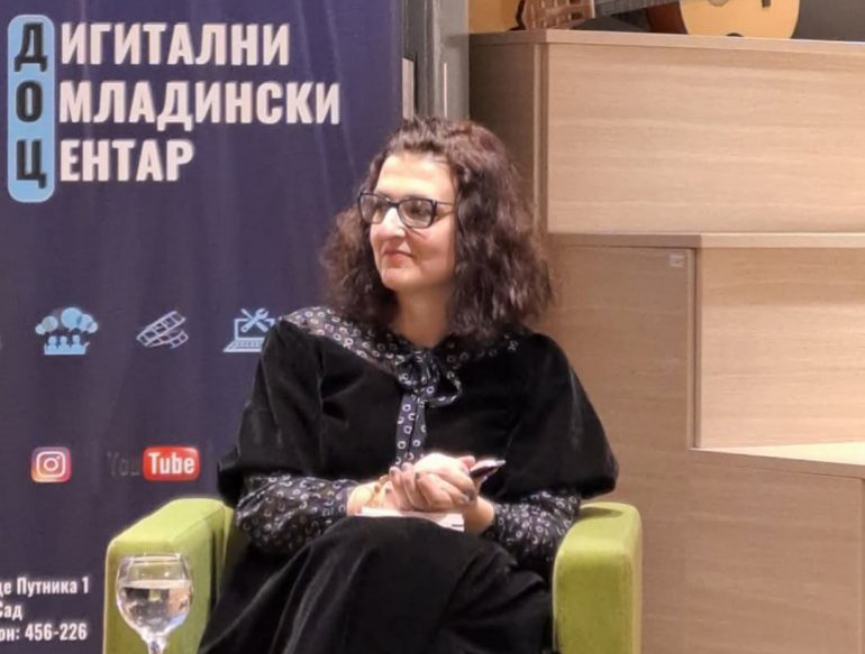 СМЕДЕРЕВО, 5. АВГУСТА /СРНА/ - Награда "Златна Струна", коју додјељује Међународни фестивал поезије "Смедеревска песничка јесен" за необјављену књигу поезије, додијељена је пјесникињи из Бијељине Јелени Калајџији за збирку пјесама "Дневне рубрике", саопштили су организатори.