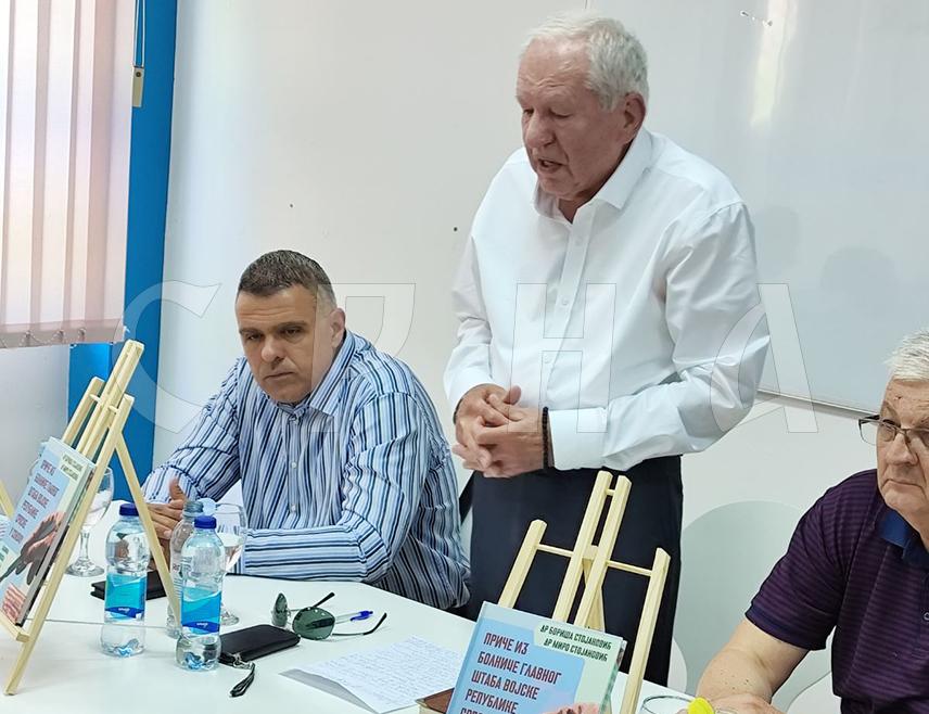 СРЕБРЕНИЦА, 5. АВГУСТА /СРНА/ - У Сребреници је данас промовисана књига "Приче из болнице Главног штаба Војске Републике Српске /ВРС/ у Сокоцу" аутора доктора Борише Стојановића и његовог сина Мира Стојановића, која описује услове организовања ове болнице и нови здравствени систем који је опслуживао око 400.000 становника са тог простора.