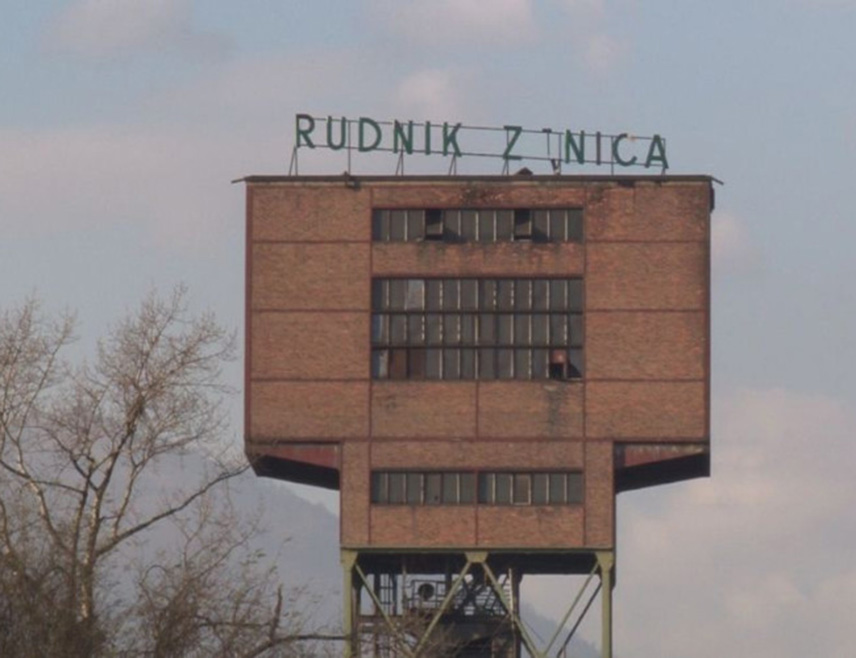 ЗЕНИЦА, 6. АВГУСТА /СРНА/ - Рудари Рудника мрког угља "Зеница" другу ноћ заредом преноћили су у јами Распоточје у знак протеста због кашњења плата и уплате здравственог осигурања.