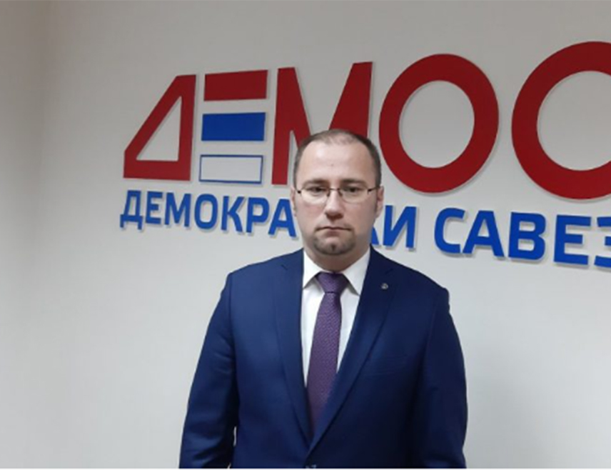 БАЊАЛУКА, 6. АВГУСТА /СРНА/ - Предсједник Градског одбора ДЕМОС-а Бањалука Боран Босанчић рекао је да развој Бањалуке мора бити равномјеран и да, ако постоји 18 милиона КМ за уређење центра града, мора бити обезбијеђено и 10 милиона КМ за асфалтирање свих макадамских путева.