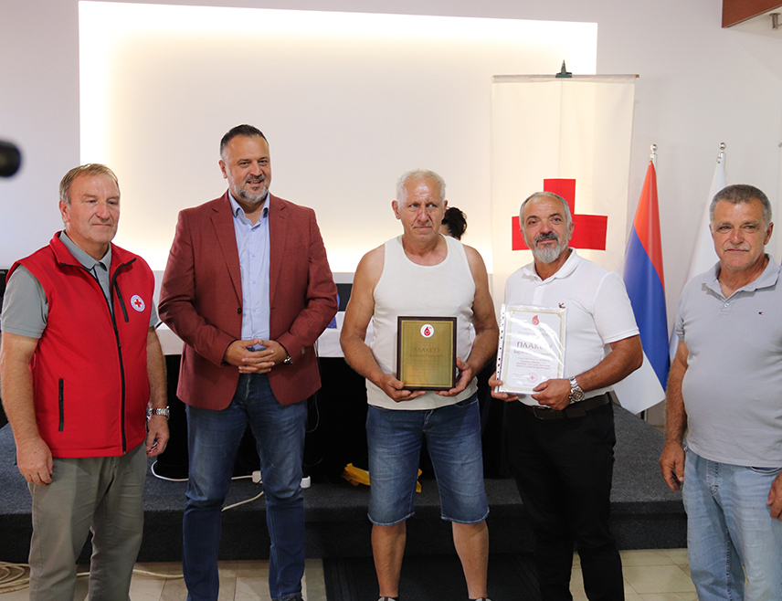 ДЕРВЕНТА, 6. АВГУСТА /СРНА/ – У хуманитарној акцији добровољног давања крви у Дервенти данас су учествовала 73 даваоца и прикупљено је 26 литара драгоцјене течности, саопштено је из дервентског Црвеног крста.