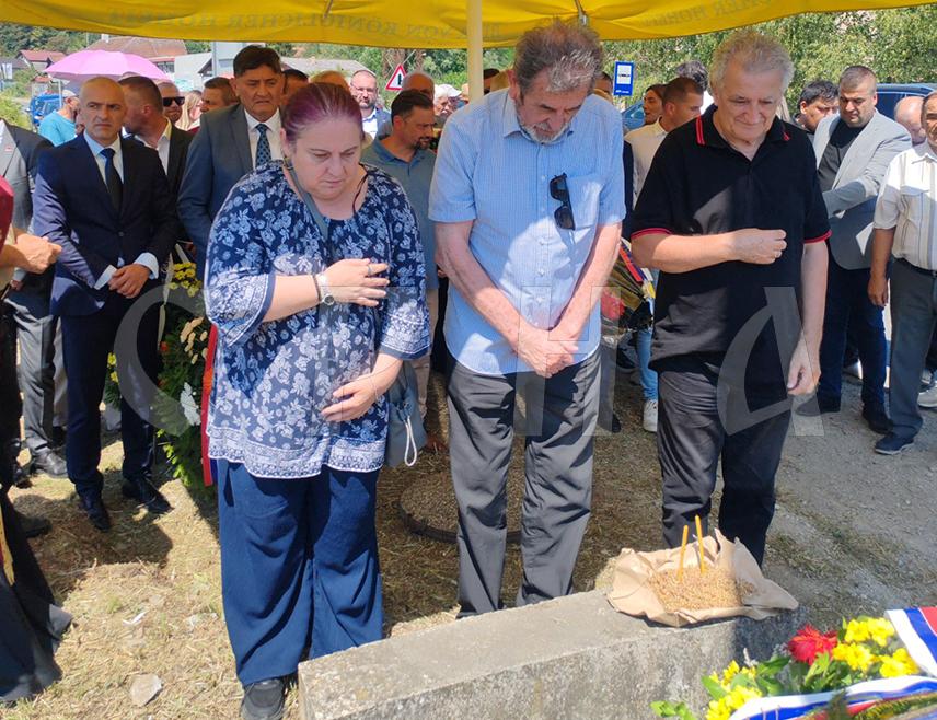 НОВИ ГРАД, 6. АВГУСТА /СРНА/ - У Сводни код Новог Града данас је служен помен за страдале Србе у избјегличкој колони из Републике Српске Крајине, коју је гађала хрватска авијација августа 1995. године у злочиначкој акцији "Олуја".