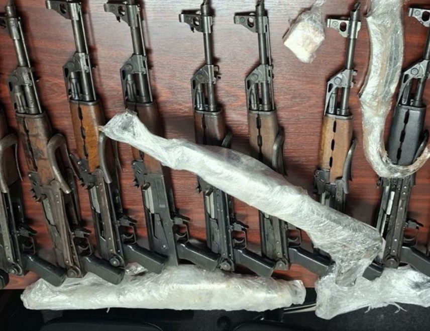 БАЊАЛУКА, 6. АВГУСТА /СРНА/ - Бањалучка полиција ухапсила је три лица, од којих једно из Словеније, осумњичена за недозвољену производњу и промет оружја или експлозивних материја.