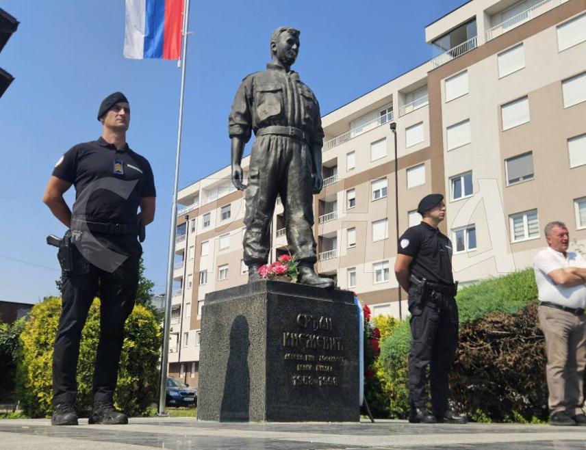 ПАЛЕ, 7. АВГУСТА /СРНА/ - Полагањем вијенаца код споменика команданту Специјалне јединице Војске Републике Српске "Бели вукови" Срђану Кнежевићу данас је на Палама обиљежено 28 година од његовог мучког убиства.