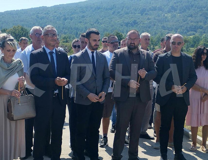 БОСАНСКИ ПЕТРОВАЦ, 7. АВГУСТА /СРНА/ - Изасланик предсједника Републике Српске Немања Давидовић рекао да је ратни злочин који је Хрватска извршила прије 31 годину на Петровачој цести над недужним прогнаним српским цивилима из Републике Српске Крајине и даље некажњен.