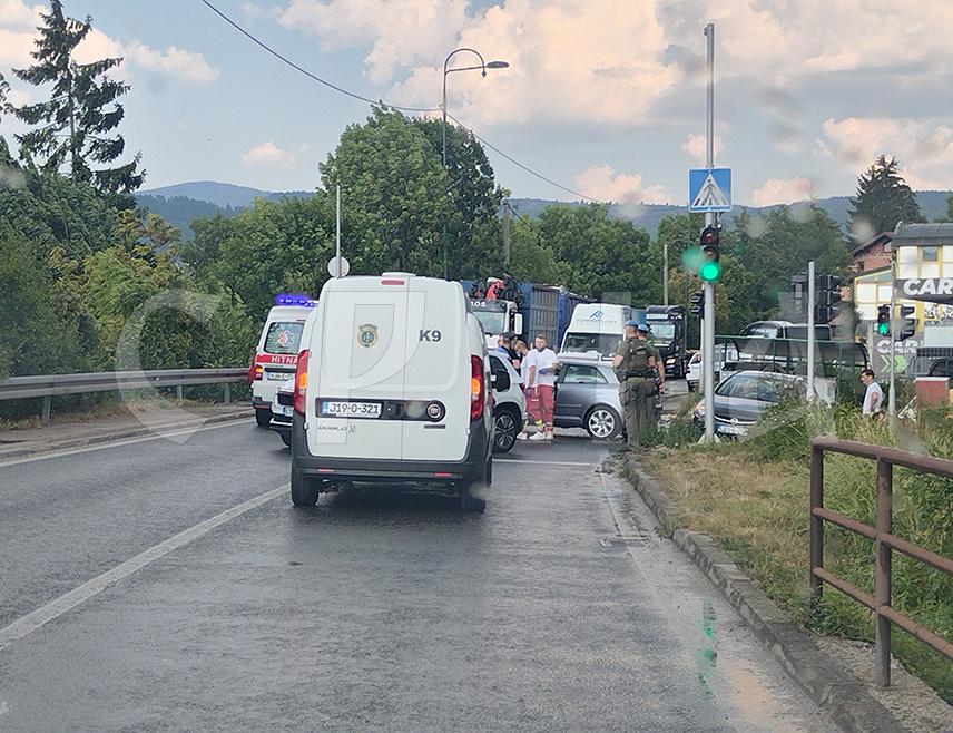 САРАЈЕВО, 7. АВГУСТА /СРНА/ - Једно лице повријеђено је у саобраћајној незгоди која се данас догодила на обилазници изнад Сарајева, речено је Срни у Министарству унутрашњих послова /МУП/ Кантона Сарајево.
