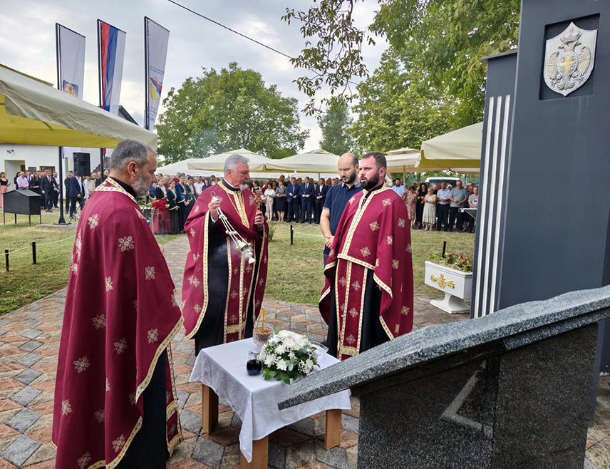 ГРАДИШКА, 8. АВГУСТА /СРНА/ - Код спомен-комплекса у насељу Бок Јанковац данас су обиљежене 34 године од одбране Градишке од агресије јединица Хрватске војске у којој је погинуло 16 бораца Војске Републике Српске, а више од 20 је рањено.
