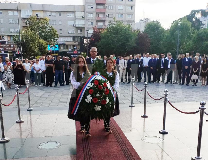 БИЈЕЉИНА, 8. АВГУСТА /СРНА/ - Уочи крсне славе града - Светог Пантелејмона, у Бијељини су данас положени вијенци на централни споменик борцима погинулим у Одбрамбено-отаџбинском рату и одата почаст за 1.000 јунака из Семберије који су животе уткали у одбрану српског народа и Републике Српске.