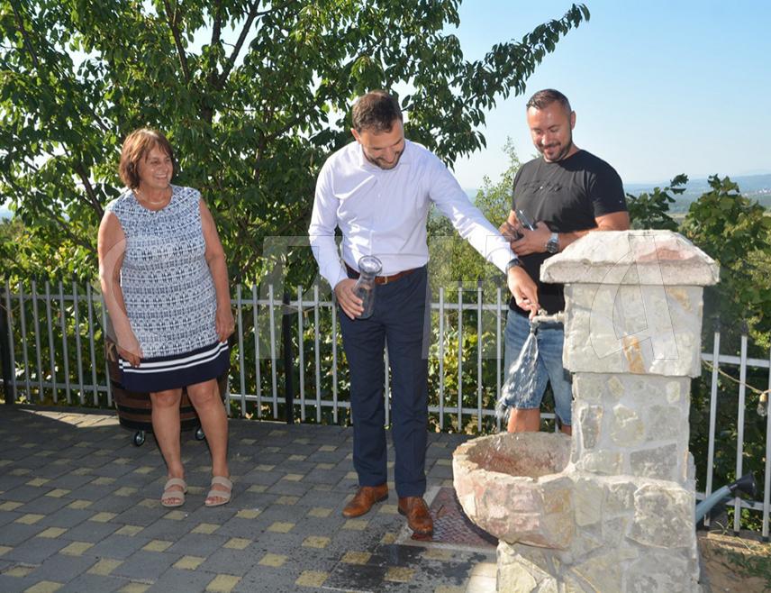 ПРИЈЕДОР, 10. АВГУСТА /СРНА/ - Градоначелник Приједора Слободан Јавор данас је у насељу Брезичани посјетио новоизграђену водоводну мрежу којом су 52 домаћинства добила могућност прикључења на градски водовод, саопштено је из Градске управе.
